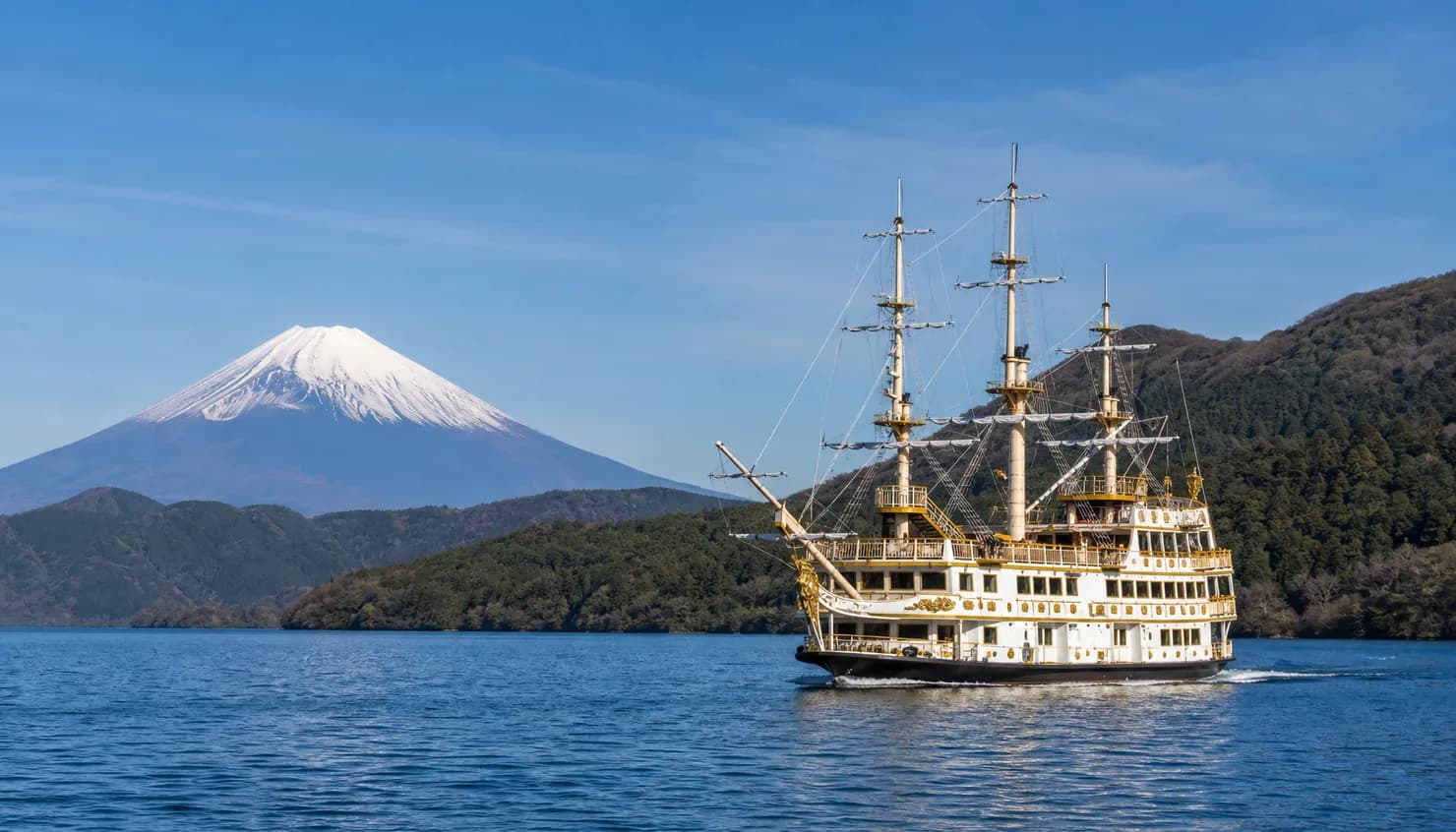 Hakone Pirate Ship Cruise Crossing Lake Ashi